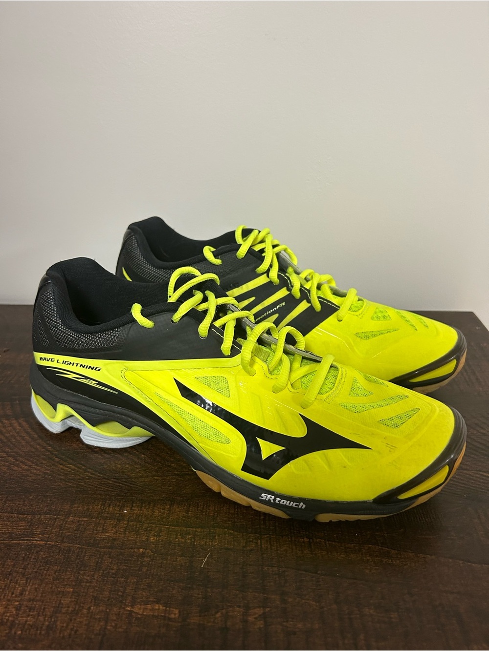 MIZUNO WAVE LIGHTNING Z2   Women’s volleyball shoes size W 10.5 Black Yellow